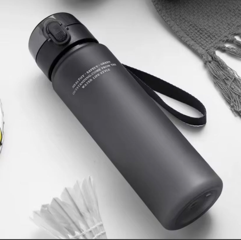 Botella de agua deportiva sin fugas, portátil para viajes y senderismo.